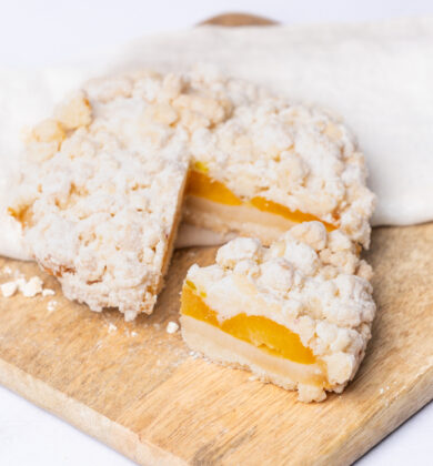 Aprikosen-Pistazien Crumble, glutenfreier veganer Streuselkuchen, angeschnitten, Isabella Glutenfreie Patisserie