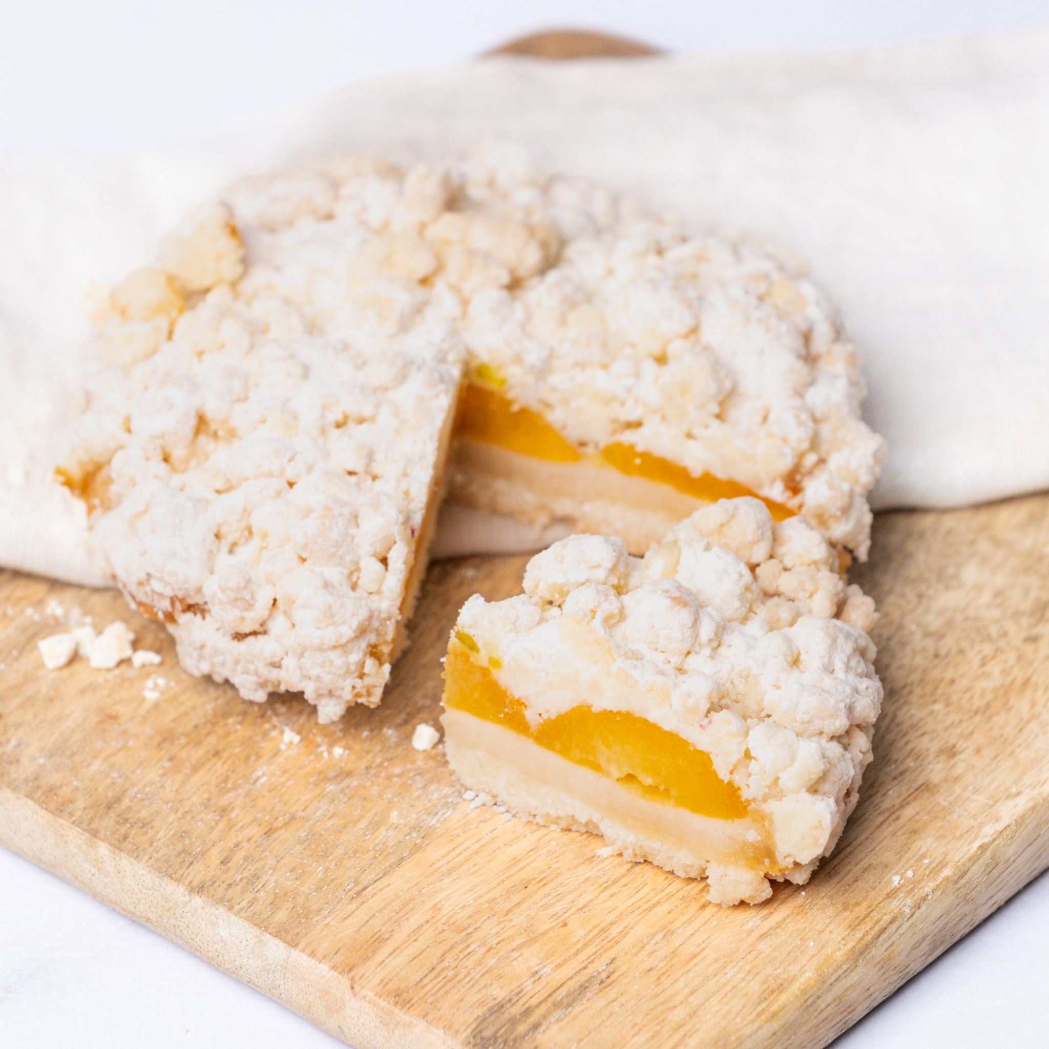 Aprikosen_Pistazien_Crumble_2 Aprikosen-Pistazien Crumble, glutenfreier veganer Streuselkuchen, angeschnitten, Isabella Glutenfreie Patisserie