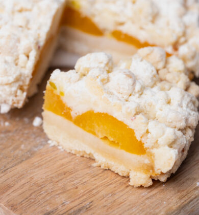 Aprikosen-Pistazien Crumble, glutenfreier veganer Streuselkuchen, angeschnitten, Isabella Glutenfreie Patisserie