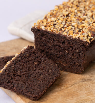 Choc'o Nut Delight, glutenfreier,laktosefreier Schokoladenkuchen mit Haselnüssen, angeschnitten, Isabella Glutenfreie Patisserie