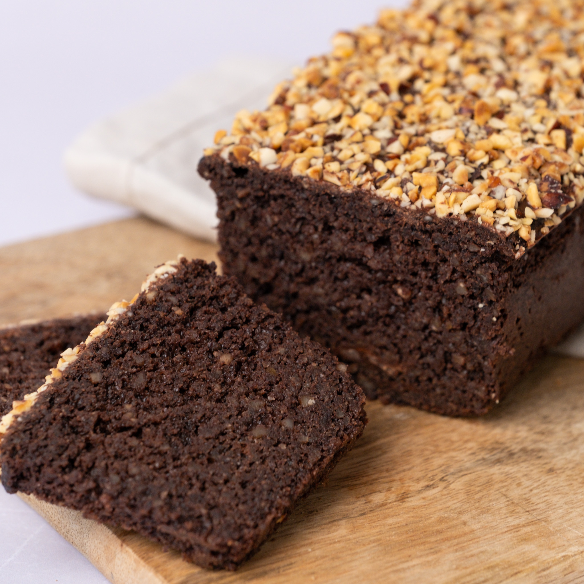 Choc’_o_Nut_Delight_glutenfreier_Kuchen_2 Choc'o Nut Delight, glutenfreier,laktosefreier Schokoladenkuchen mit Haselnüssen, angeschnitten, Isabella Glutenfreie Patisserie