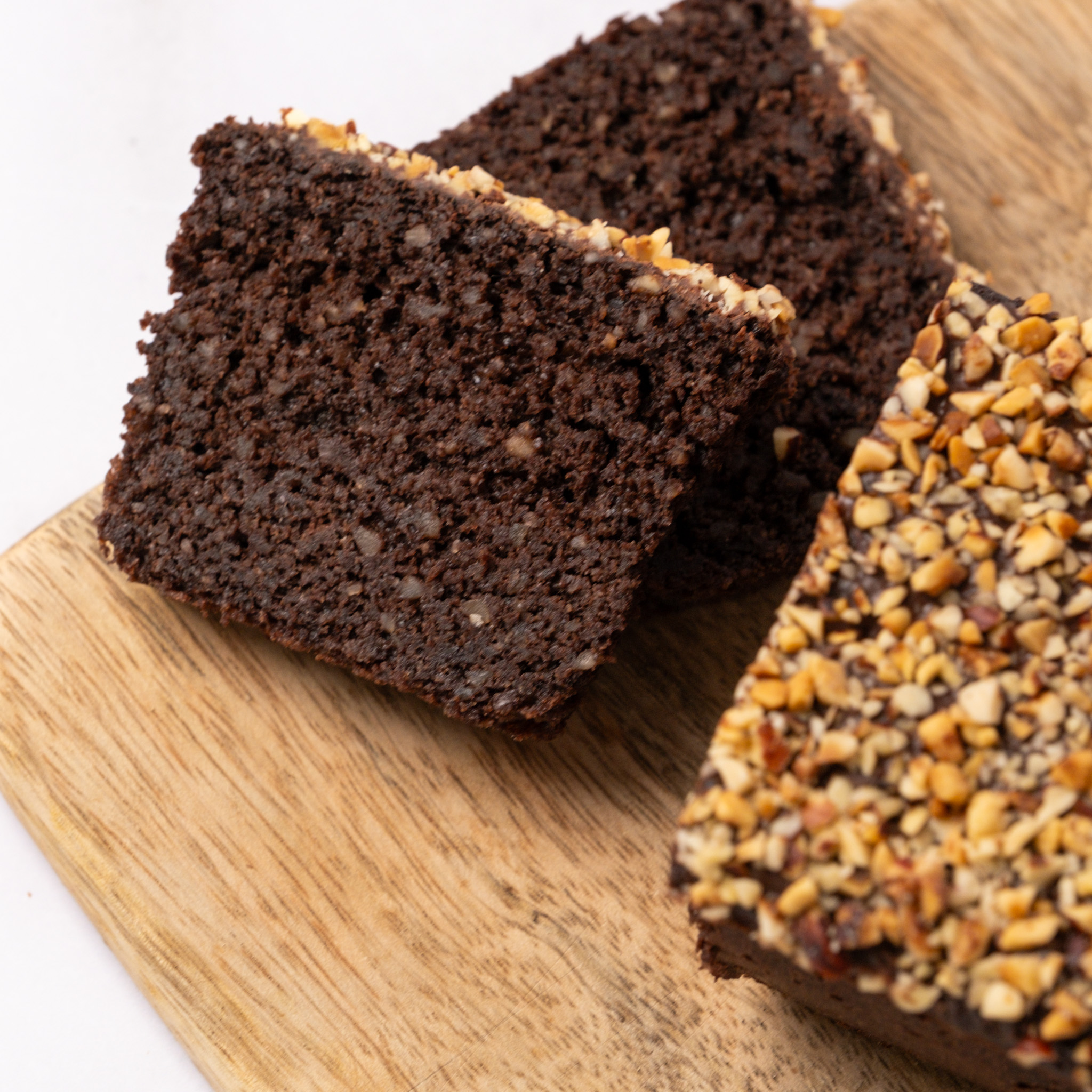 Choc’_o_Nut_Delight_glutenfreier_Kuchen_3 Choc'o Nut Delight, glutenfreier,laktosefreier Schokoladenkuchen mit Haselnüssen, angeschnitten, Isabella Glutenfreie Patisserie