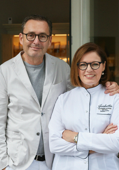 Ehemann Christoph und seine Frau Isabella vor einer Pâtisserie