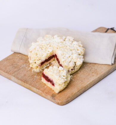 Kirsch Crumble, glutenfreier veganer Streuselkuchen, angeschnitten, Isabella Glutenfreie Patisserie