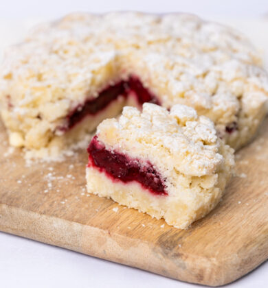 Kirsch Crumble, glutenfreier veganer Streuselkuchen, angeschnitten, Isabella Glutenfreie Patisserie