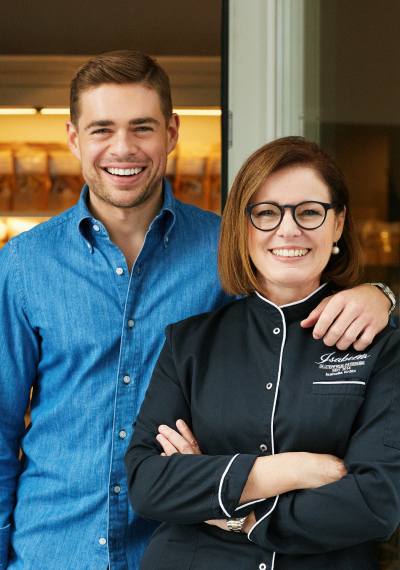 Sohn Dominic und seine Mutter Isabella vor einer Pâtisserie