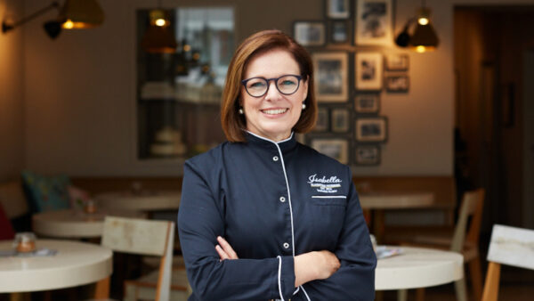 Portrait von Isabella vor einer Pâtisserie