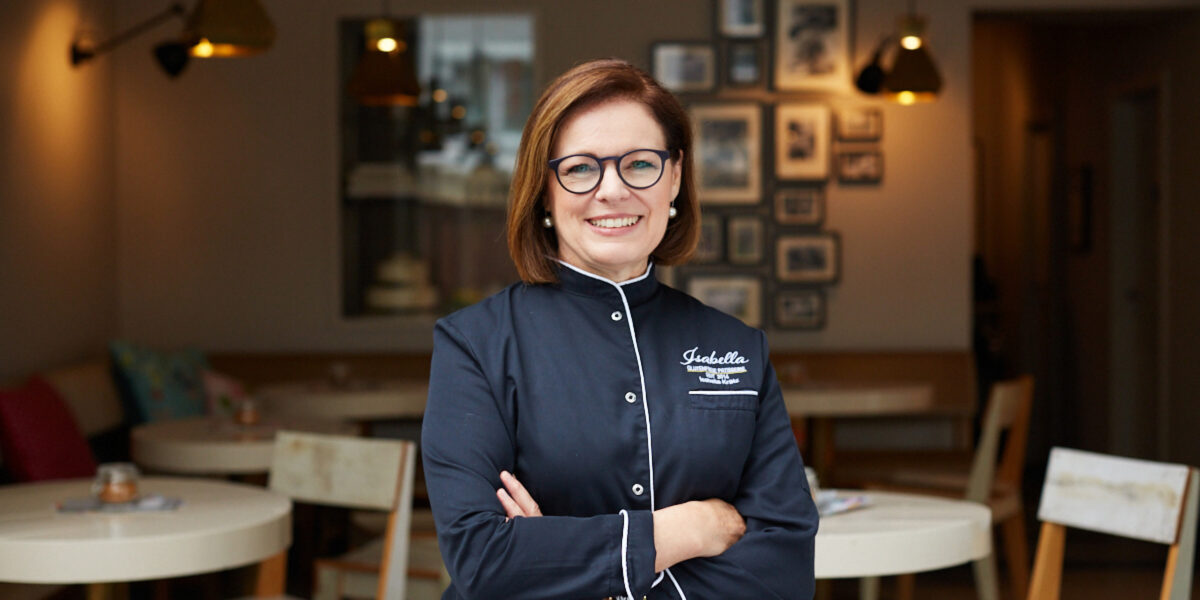 Portrait von Isabella vor einer Pâtisserie