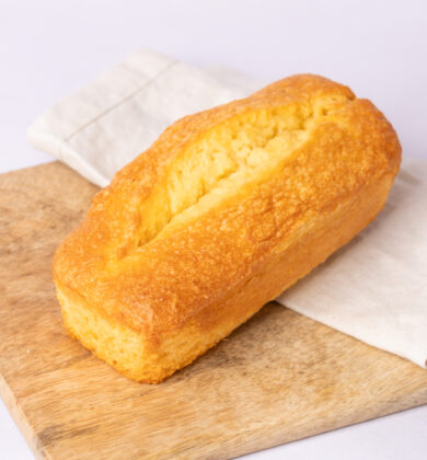 Almond Cake, glutenfreier laktosefreier Rührkuchen mit Mandel und Vanille, angeschnitten, Isabella Glutenfreie Patisserie