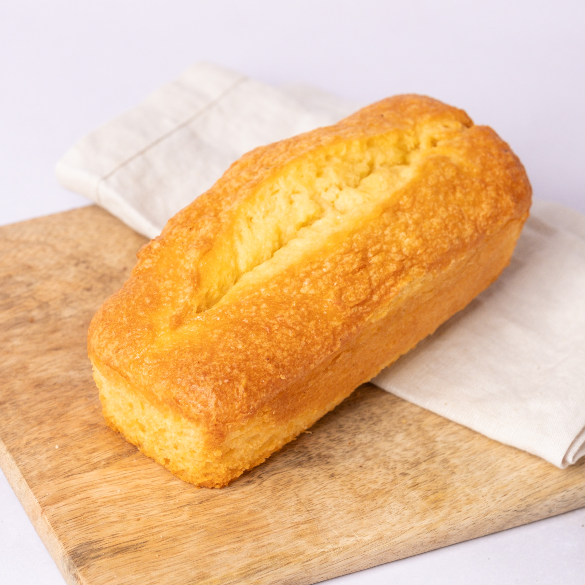 Mandelkuchen_1 Almond Cake, glutenfreier laktosefreier Rührkuchen mit Mandel und Vanille, angeschnitten, Isabella Glutenfreie Patisserie