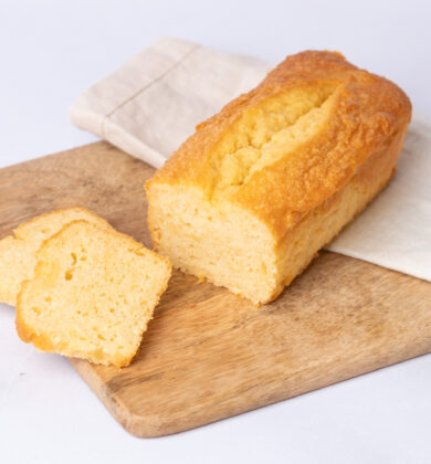 Almond Cake, glutenfreier laktosefreier Rührkuchen mit Mandel und Vanille, angeschnitten, Isabella Glutenfreie Patisserie