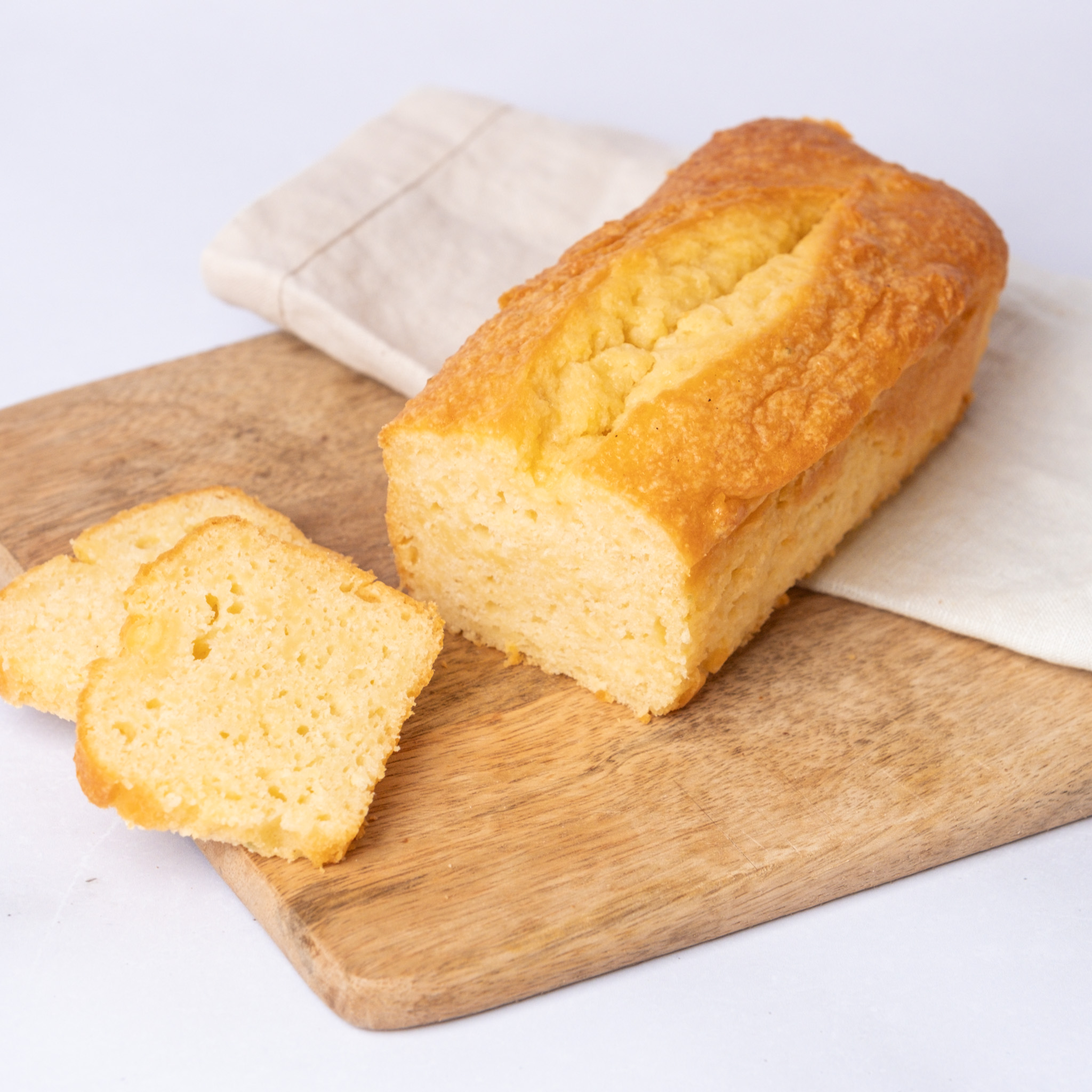 Mandelkuchen_2 Almond Cake, glutenfreier laktosefreier Rührkuchen mit Mandel und Vanille, angeschnitten, Isabella Glutenfreie Patisserie