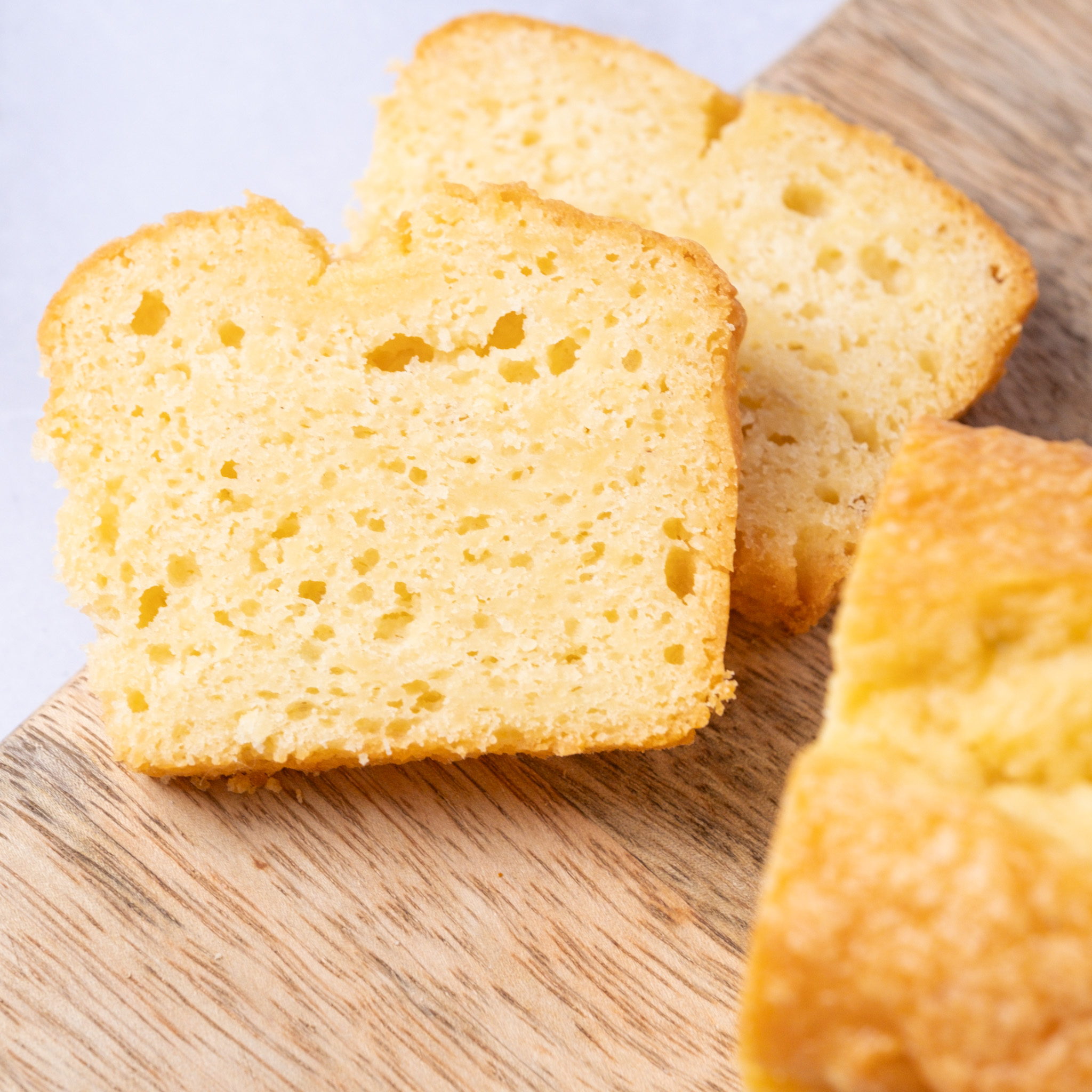 Mandelkuchen_3 Almond Cake, glutenfreier laktosefreier Rührkuchen mit Mandel und Vanille, angeschnitten, Isabella Glutenfreie Patisserie