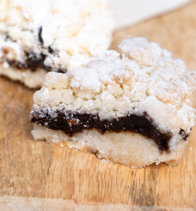 Pflaumen Crumble, glutenfreier veganer Streuselkuchen, angeschnitten, Isabella Glutenfreie Patisserie