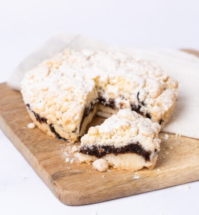 Pflaumen Crumble, glutenfreier veganer Streuselkuchen, angeschnitten, Isabella Glutenfreie Patisserie