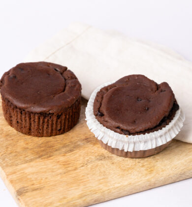 zwei glutenfreie, vegane Schoko-Kokos Muffins, in Förmchen, Isabella Glutenfreie Patisserie