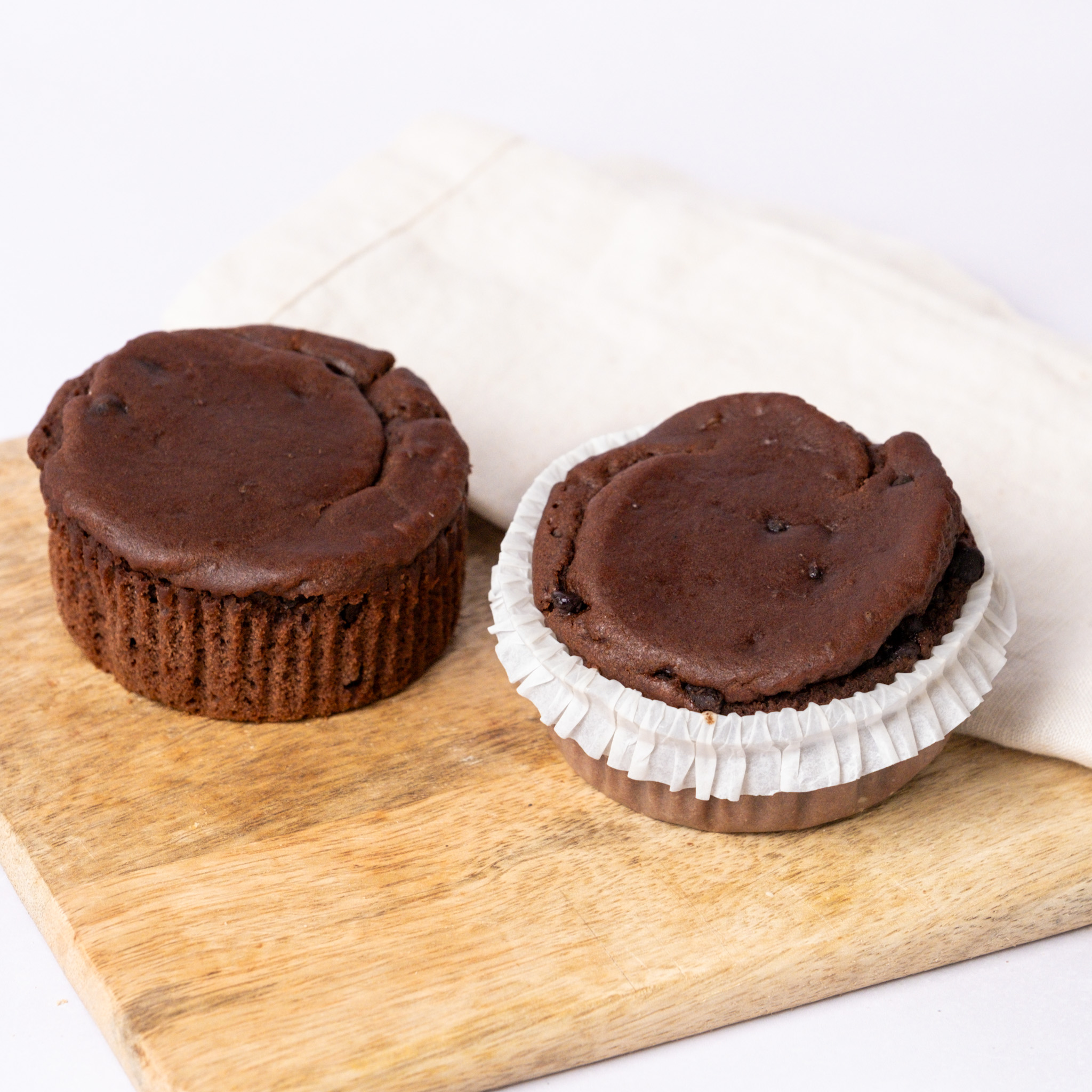 Schoko_Muffins_1 zwei glutenfreie, vegane Schoko-Kokos Muffins, in Förmchen, Isabella Glutenfreie Patisserie