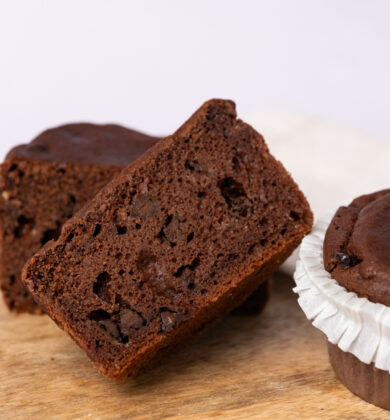 zwei glutenfreie, vegane Schoko-Kokos Muffins, in Förmchen, Isabella Glutenfreie Patisserie