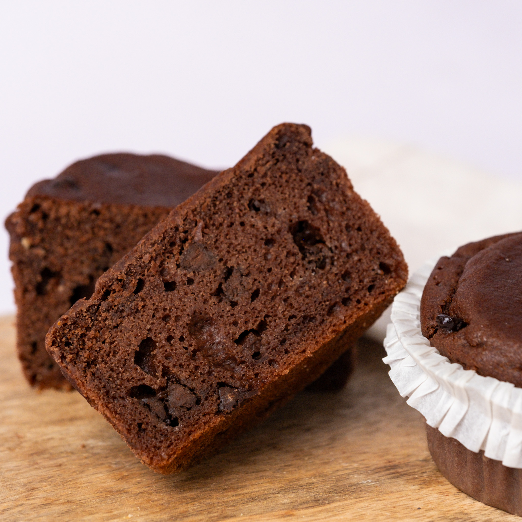 Schoko_Muffins_12 zwei glutenfreie, vegane Schoko-Kokos Muffins, in Förmchen, Isabella Glutenfreie Patisserie