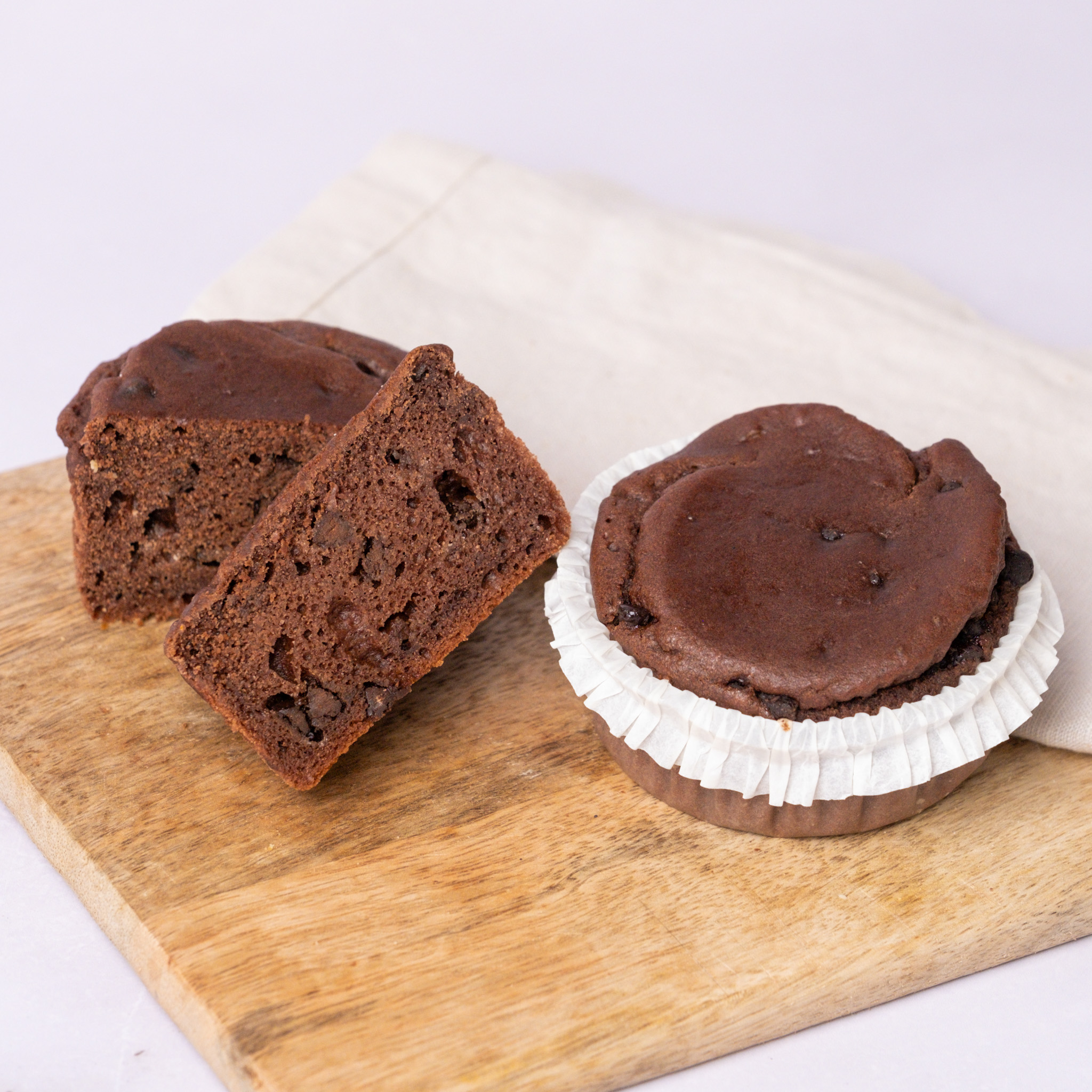 Schoko_Muffins_13 zwei glutenfreie, vegane Schoko-Kokos Muffins, in Förmchen, Isabella Glutenfreie Patisserie