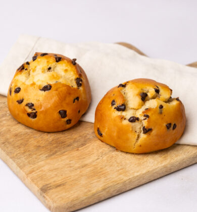 zwei glutenfreie Schoko-Quarkbrötchen, glutenfreie süße Backwaren, Isabella Glutenfreie Patisserie