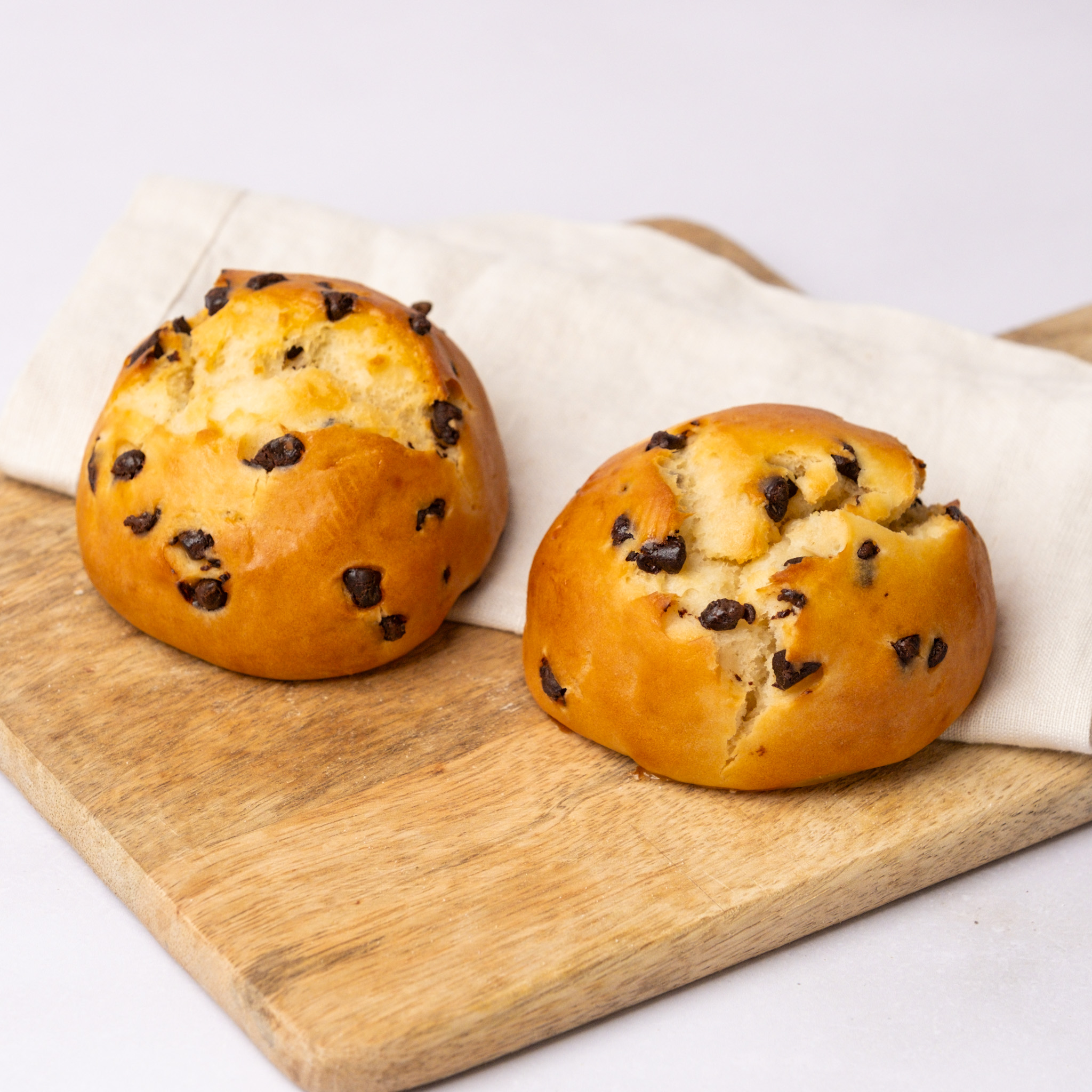 Schoko_Quark_Brötchen_1 zwei glutenfreie Schoko-Quarkbrötchen, glutenfreie süße Backwaren, Isabella Glutenfreie Patisserie