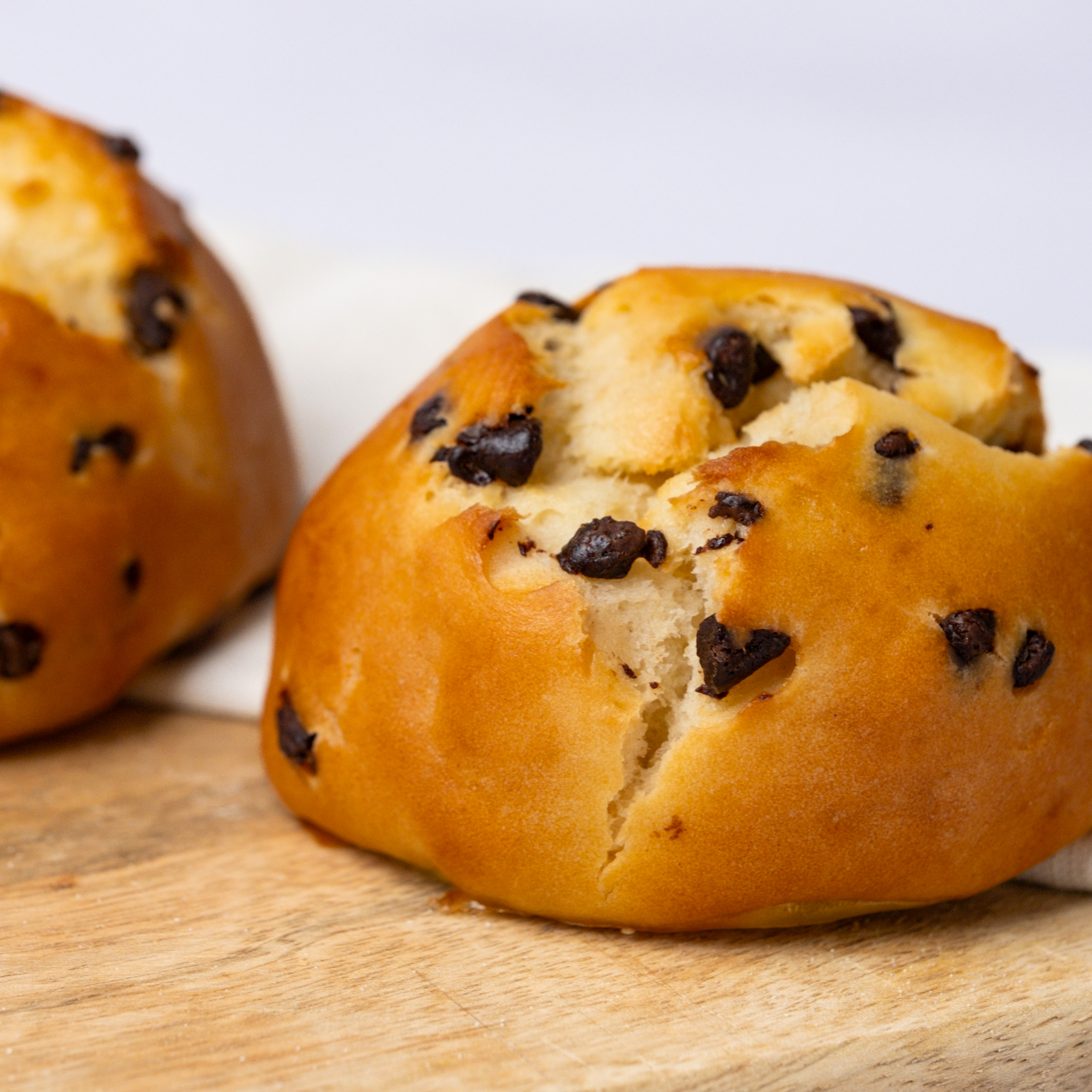 Schoko_Quark_Brötchen_3 zwei glutenfreie Schoko-Quarkbrötchen, glutenfreie süße Backwaren, Isabella Glutenfreie Patisserie