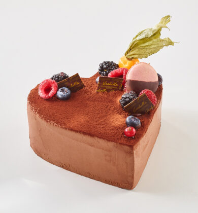 glutenfreier, veganer Dark Chocolate Cake, Schokomousse-Torte, Herzform, Früchte, Isabella Glutenfreie Patisserie