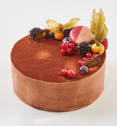 glutenfreier, veganer Dark Chocolate Cake, Schokomousse-Torte, rund, Früchte, Isabella Glutenfreie Patisserie