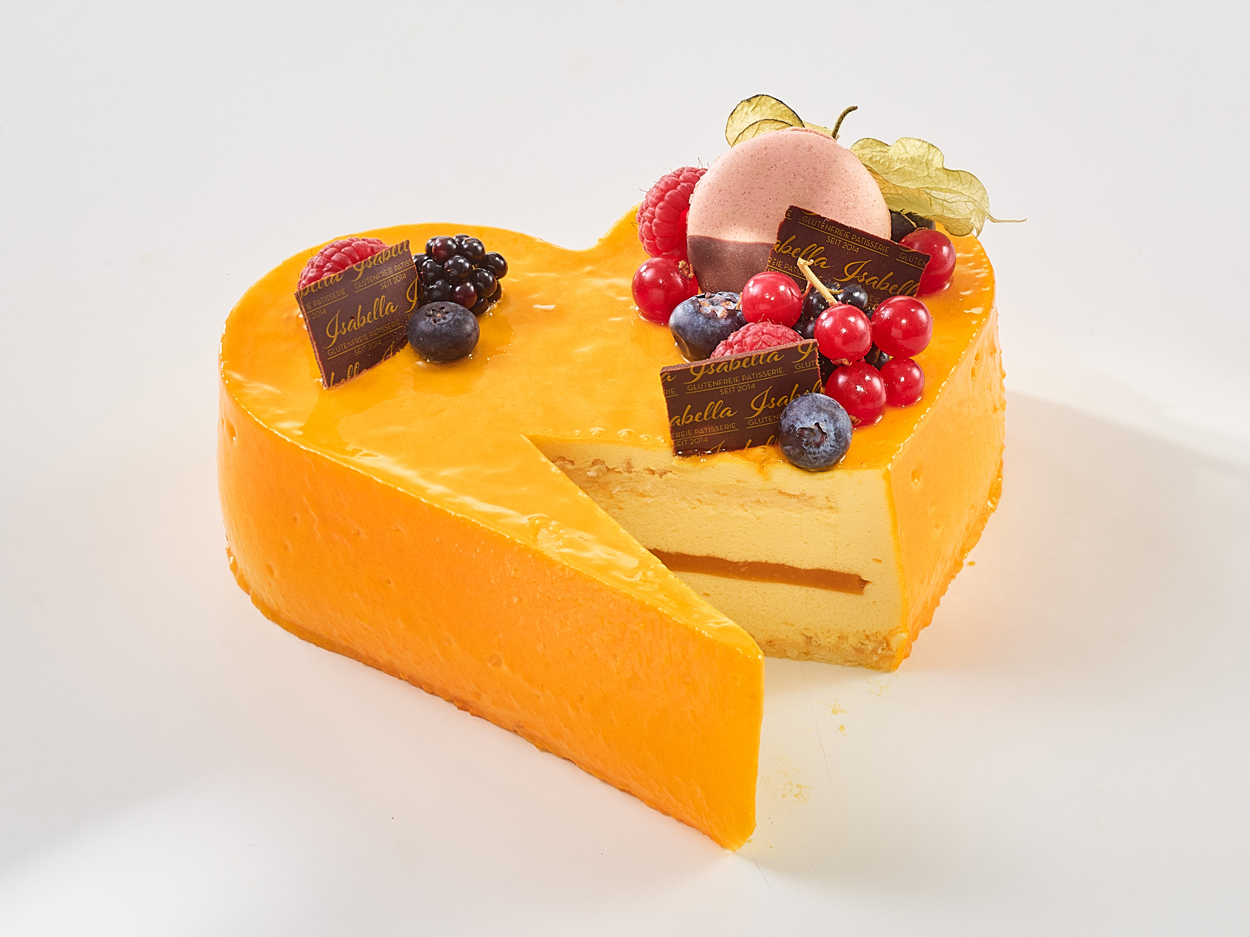exotic-passion-glutenfreie-laktosefreie-torte-mango-maracuja-herz-angeschnitten-isabella-glutenfreie-patisserie glutenfreie, laktosefreie Exotic Passion Torte mit Mango-Maracuja, Herzform, Früchte, angeschnitten, Isabella Glutenfreie Patisserie