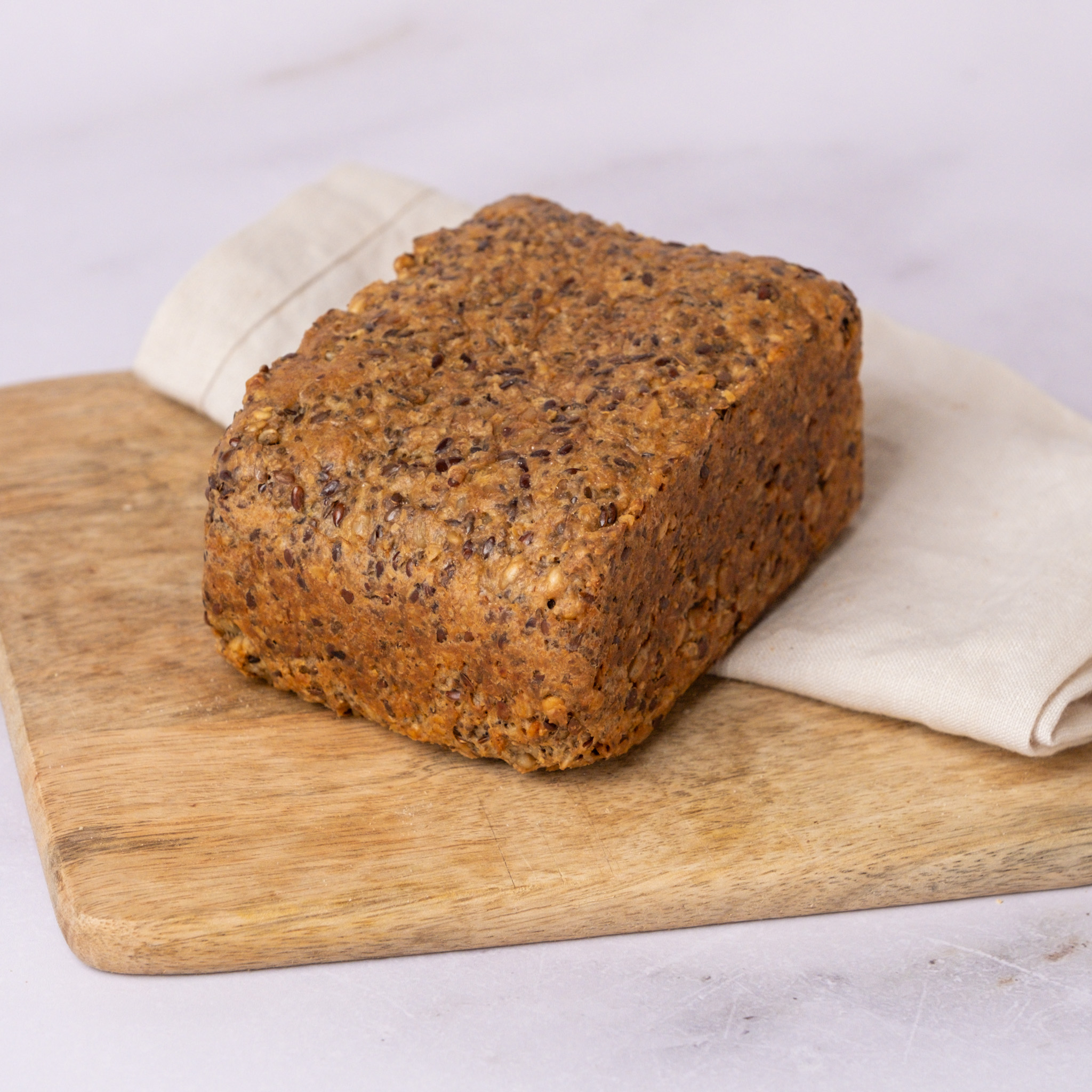 glutenfreies_Proteinbrot_1 glutenfreies Bio Proteinbrot, glutenfreies veganes Brot, angeschnitten, Isabella Glutenfreie Patisserie