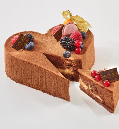 glutenfreie, laktosefreie Schokomousse Torte mit Crème Brûlée, Herzform, Früchte, Anschnitt, Isabella Glutenfreie Patisserie