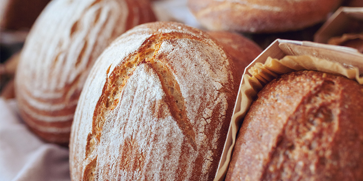 Mehrere frische Brotlaiber
