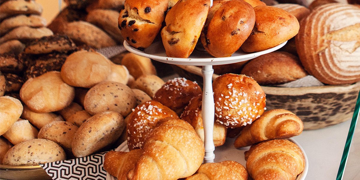 Verschiedene leckere Brötchen und Croissants