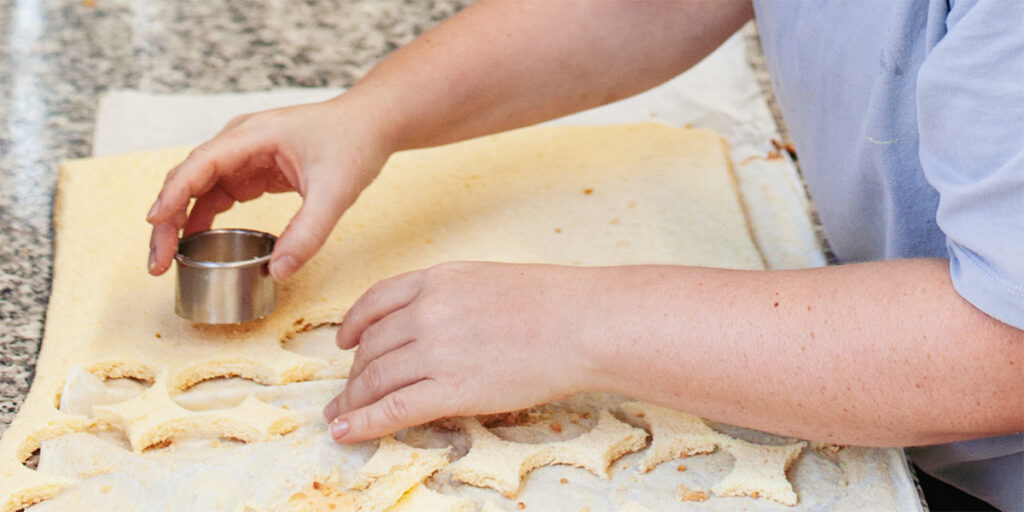 Formen werden per Hand aus Teig ausgestochen