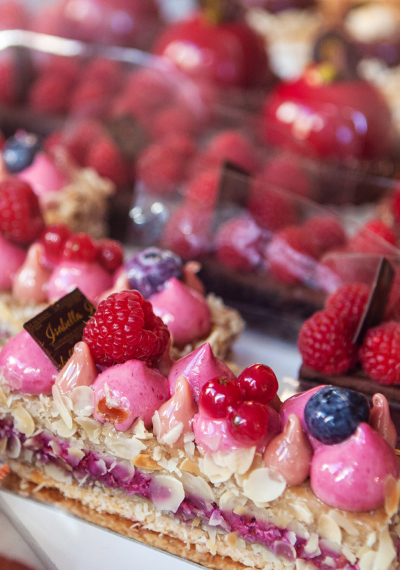 Verschiedene vegane Törtchen und Kuchenstücke mit frischen Obst