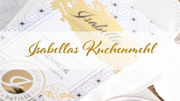 Isabella zeigt ihre neue Kuchenmehlmischung und ein Rezept, das auf jeder Rückseite beigefügt ist.