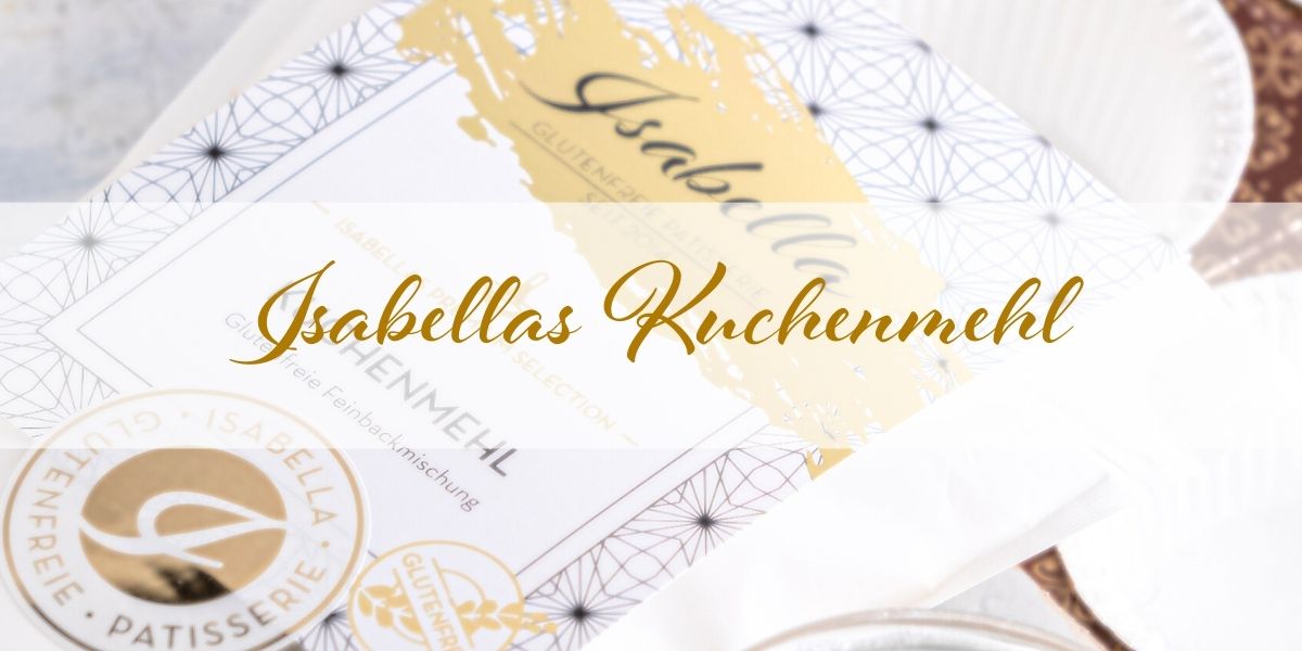 Isabella zeigt ihre neue Kuchenmehlmischung und ein Rezept, das auf jeder Rückseite beigefügt ist.