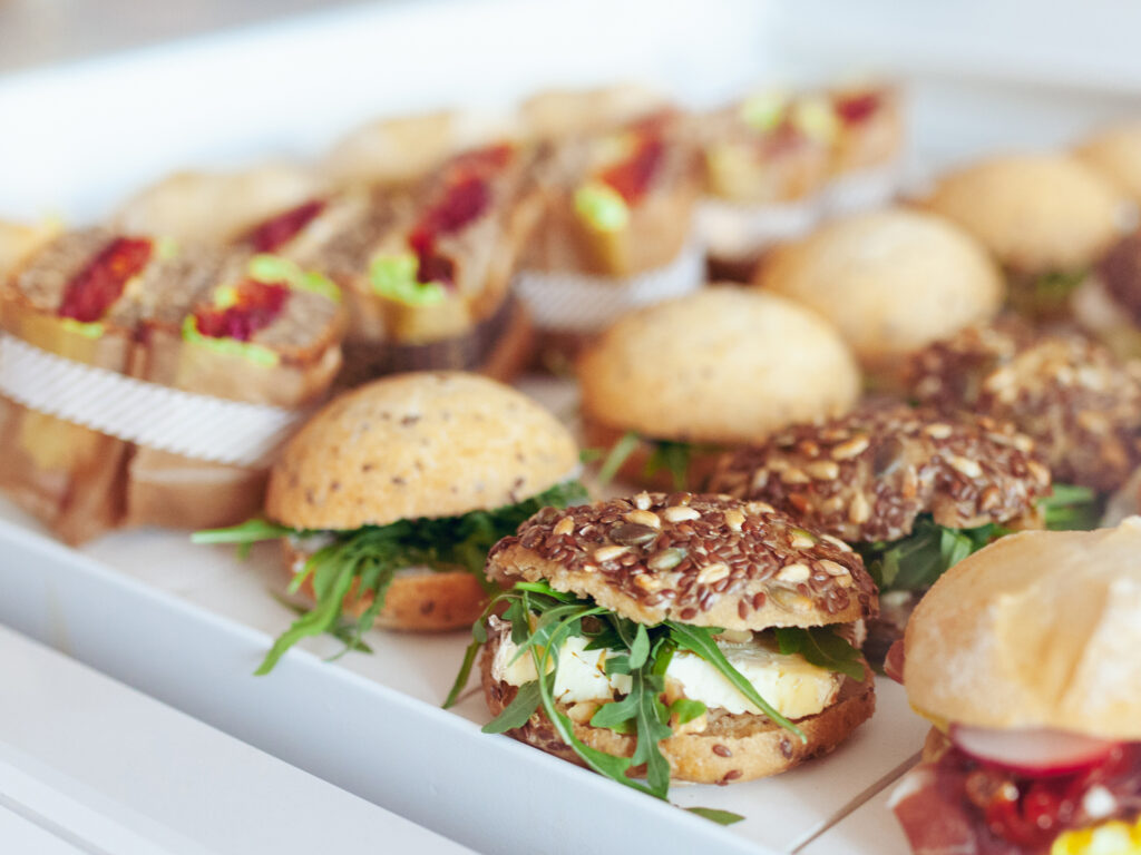 isabella-glutenfreie-patisserie-muenchen-broetchen-auswahl-theke-vegan