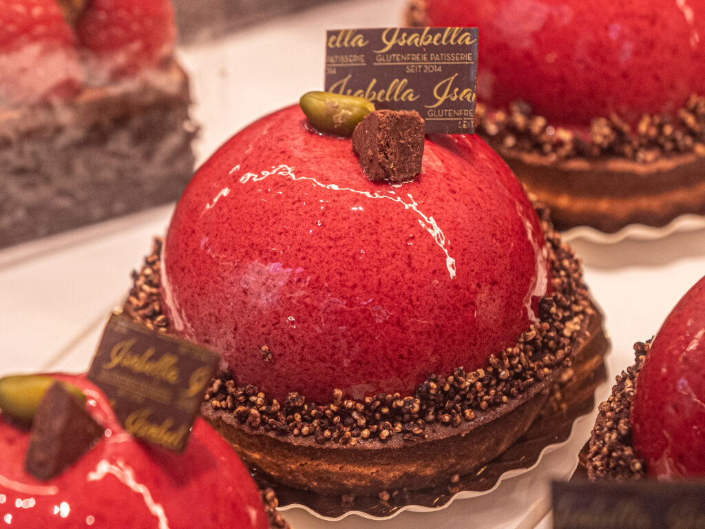 isabella-glutenfreie-patisserie-muenchen-toertchen-theke-cherry-lady-vegan