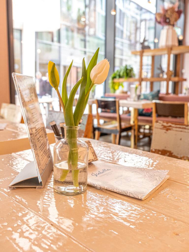 isabella-glutenfreie-patisserie-stuttgart-dorotheen-quartier-cafe-dekoration-tisch