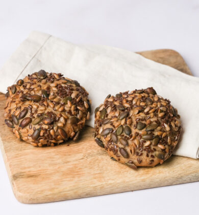 zwei glutenfreie Bio Körnerbrötchen, glutenfreie vegane helle Brötchen, Isabella Glutenfreie Patisserie