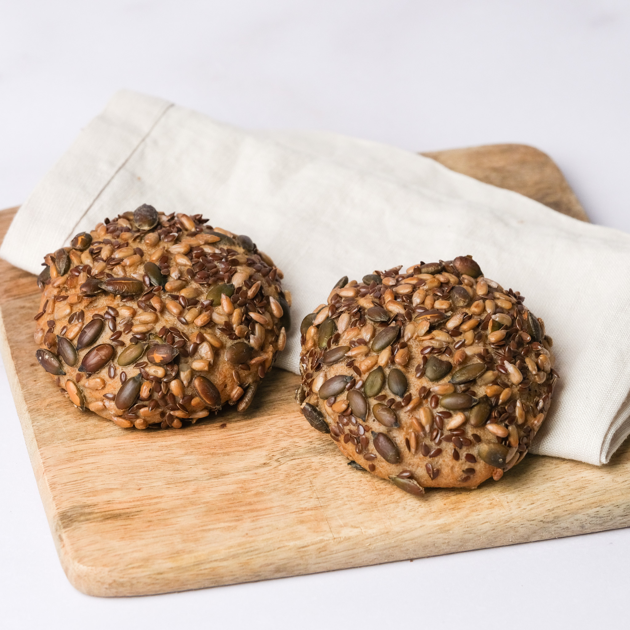 glutenfreie_Körnerbrötchen_1 zwei glutenfreie Bio Körnerbrötchen, glutenfreie vegane helle Brötchen, Isabella Glutenfreie Patisserie