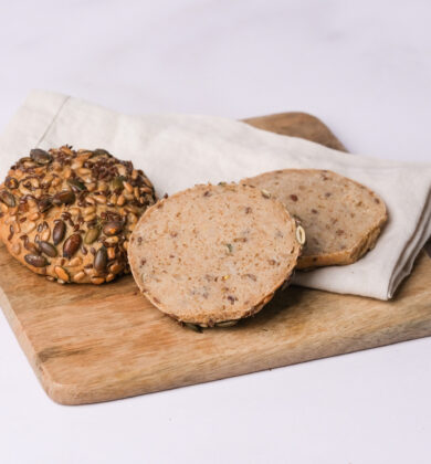 zwei glutenfreie Bio Körnerbrötchen, glutenfreie vegane helle Brötchen, Isabella Glutenfreie Patisserie