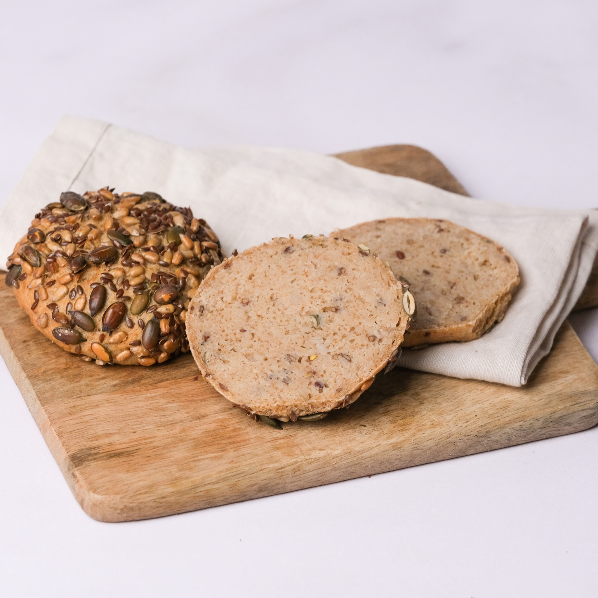 glutenfreie_Körnerbrötchen_2 zwei glutenfreie Bio Körnerbrötchen, glutenfreie vegane helle Brötchen, Isabella Glutenfreie Patisserie