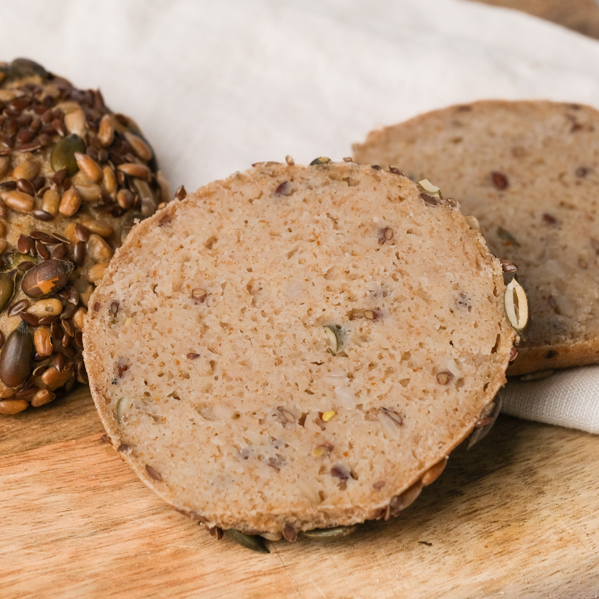 glutenfreie_Körnerbrötchen_3 zwei glutenfreie Bio Körnerbrötchen, glutenfreie vegane helle Brötchen, Isabella Glutenfreie Patisserie