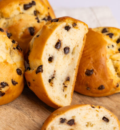 vier glutenfreie Schoko-Quarkbrötchen, glutenfreie süße Backwaren, angeschnitten, Isabella Glutenfreie Patisserie