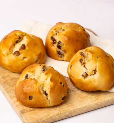 vier glutenfreie Rosinen-Quarkbrötchen, glutenfreie süße Backwaren, Isabella Glutenfreie Patisserie