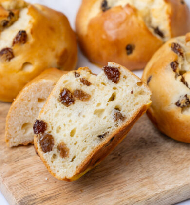 vier glutenfreie Rosinen-Quarkbrötchen, glutenfreie süße Backwaren, Isabella Glutenfreie Patisserie