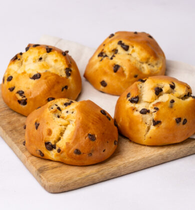 vier glutenfreie Schoko-Quarkbrötchen, glutenfreie süße Backwaren, angeschnitten, Isabella Glutenfreie Patisserie